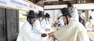 International Students Wear Gat and Binyeo on Traditional Coming-of-Age Ceremony